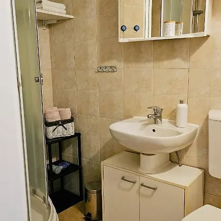 Cozy One-bedroom Apartment, 15 Minutes From Center Apartment
